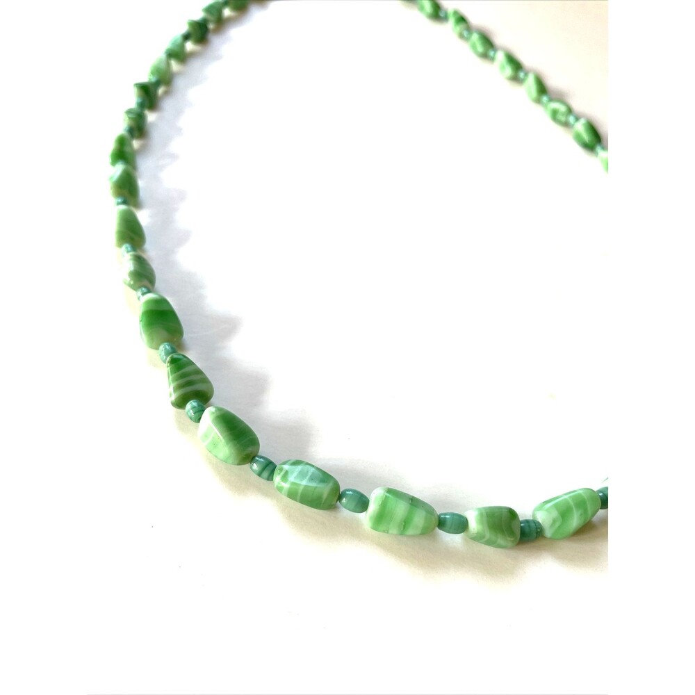 Vintage Green Glass Bead Necklace Swirled - Picture 2 of 9